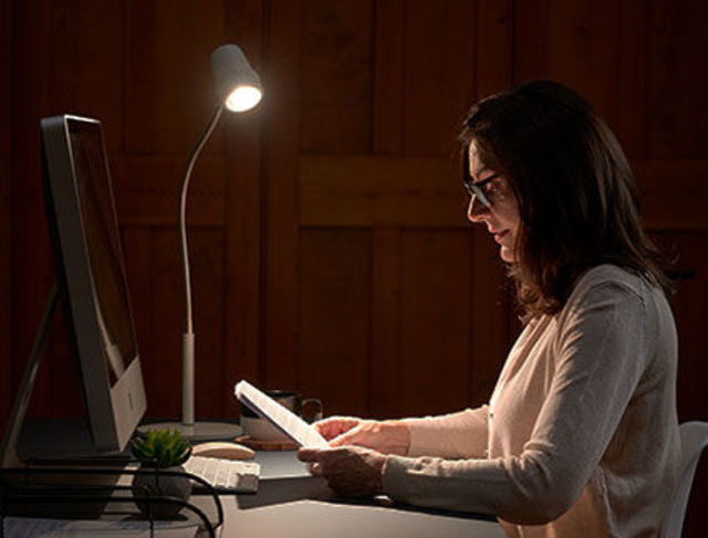 Woman reading with HD Essential table light